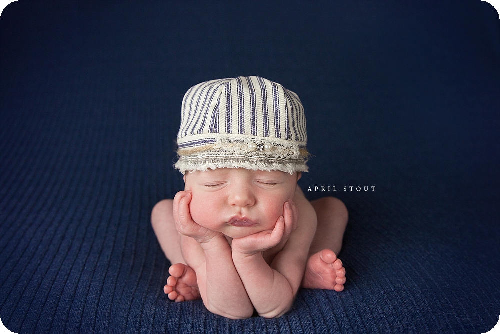 newborn-froggy-pose-annelise-oklahoma