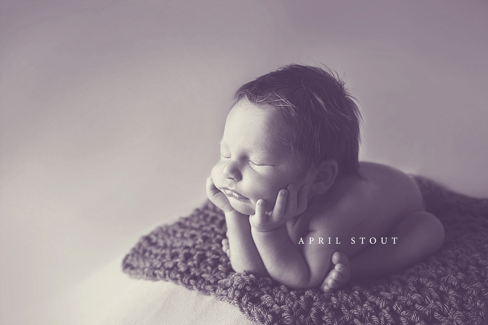 tulsa-newborn-photographer-froggy-pose